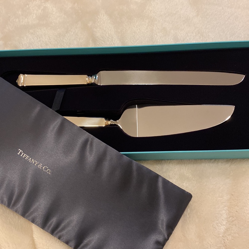 Tiffany & Co Cake Set in Hampton - Brand New! Perfect wedding or Christmas gift!